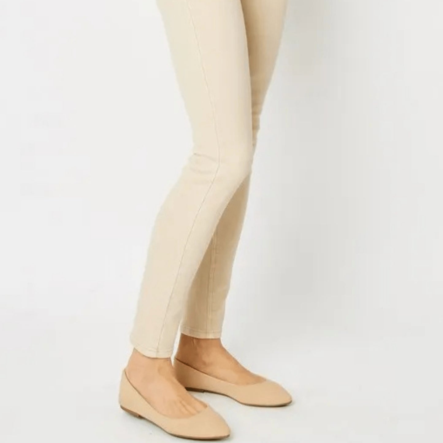 Full model presentation of the Bone tummy control skinny jeans.