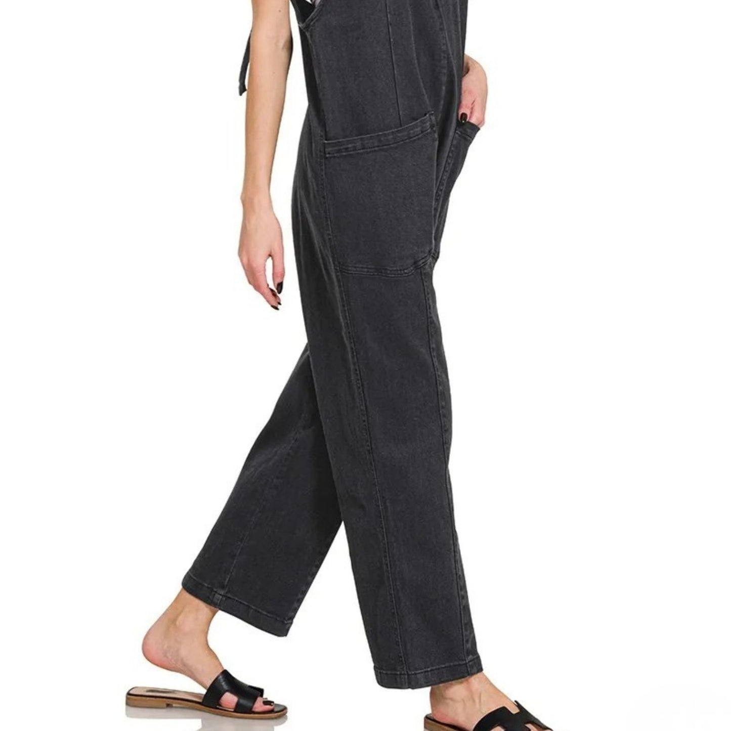 Detailed view of the functional pocket and cotton-blend fabric of the Zenana baggy jumpsuit.