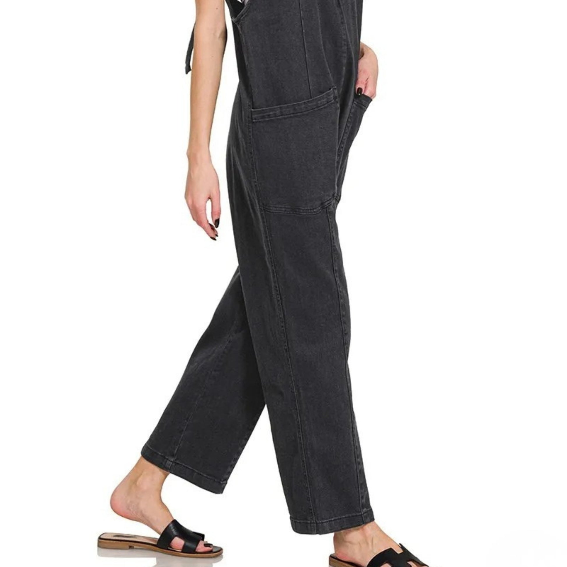 Detailed view of the functional pocket and cotton-blend fabric of the Zenana baggy jumpsuit.
