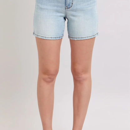 Model wearing the Judy Blue light wash 2-button denim shorts.