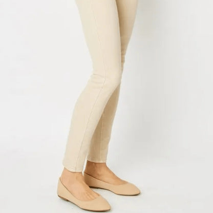 Full model presentation of the Bone tummy control skinny jeans.
