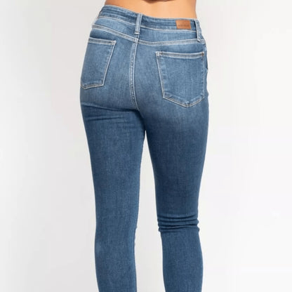 Full model presentation of the high-rise button-fly skinny jeans.