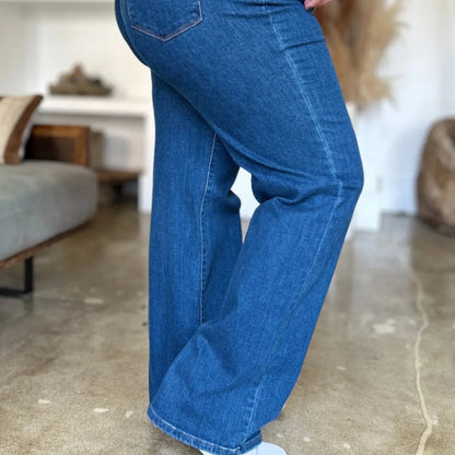 Full model presentation of the classic straight-leg jeans.