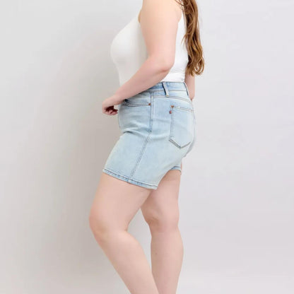 Styling example of the Judy Blue light wash denim shorts.