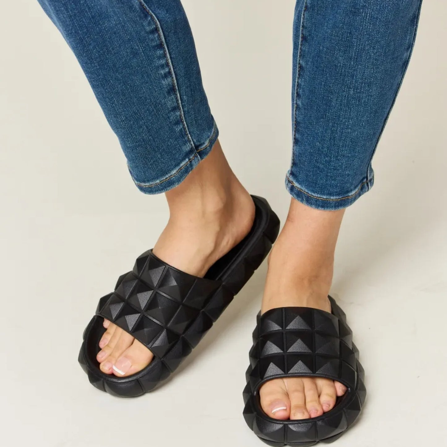Top-down view of the secure toe-band design and comfortable footbed.